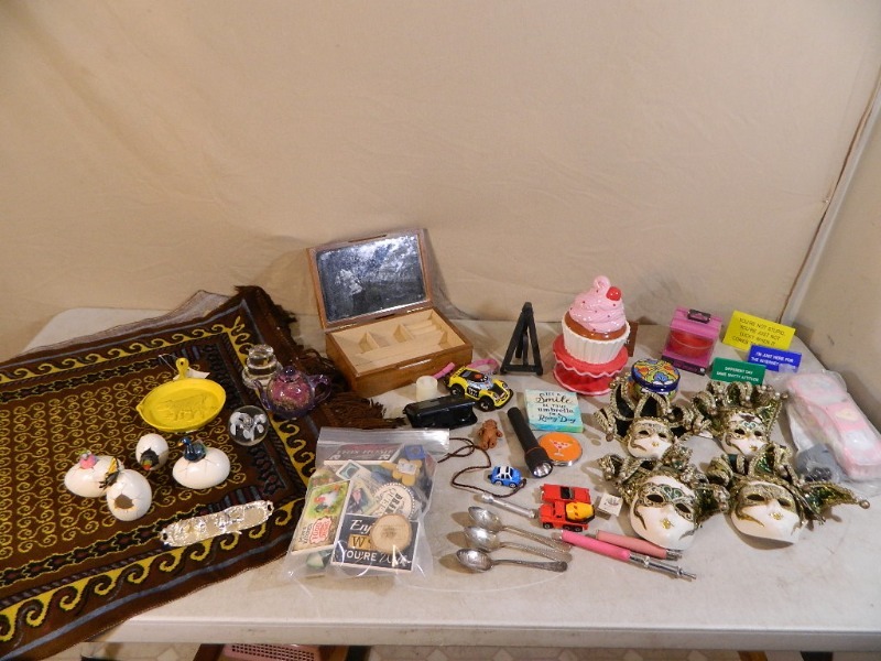 lot 28 image: Collectibles and Paperweights