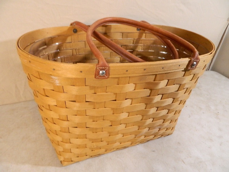 lot 29 image: Large Longaberger Basket