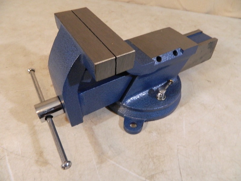 lot 41 image: New Swivel Bench Vise