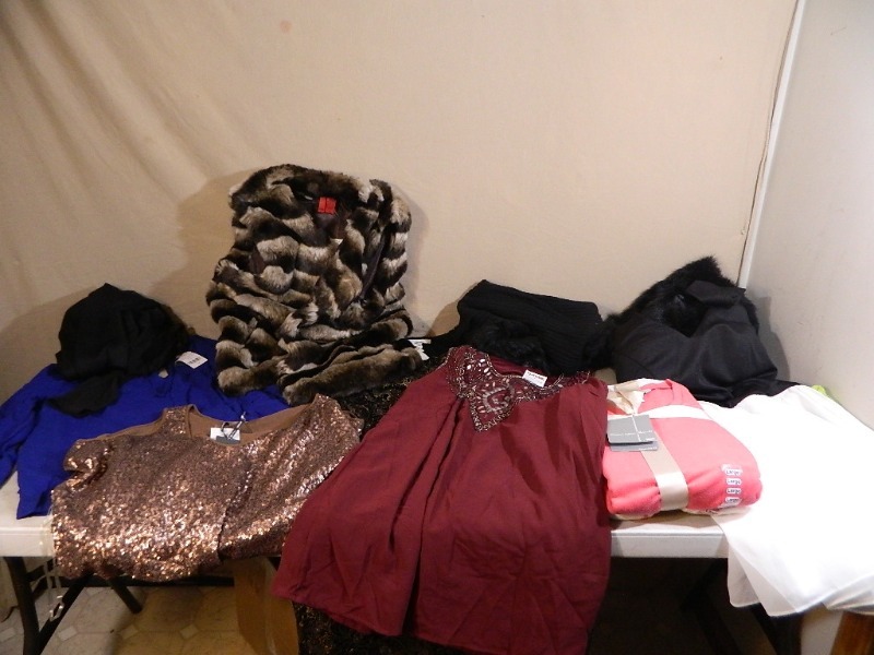 lot 156 image: New Womens Large Clothing