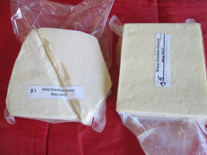 lot 38 image: 3.5  lb.Chunk Sharp & 3.1 lb Mild C...