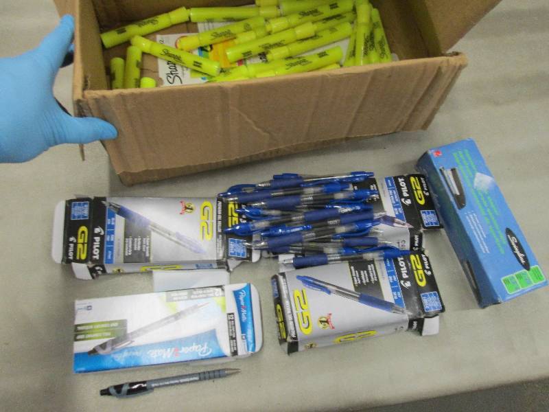 lot 186 image: Lot of Sharpie Highlighters, Blue &...