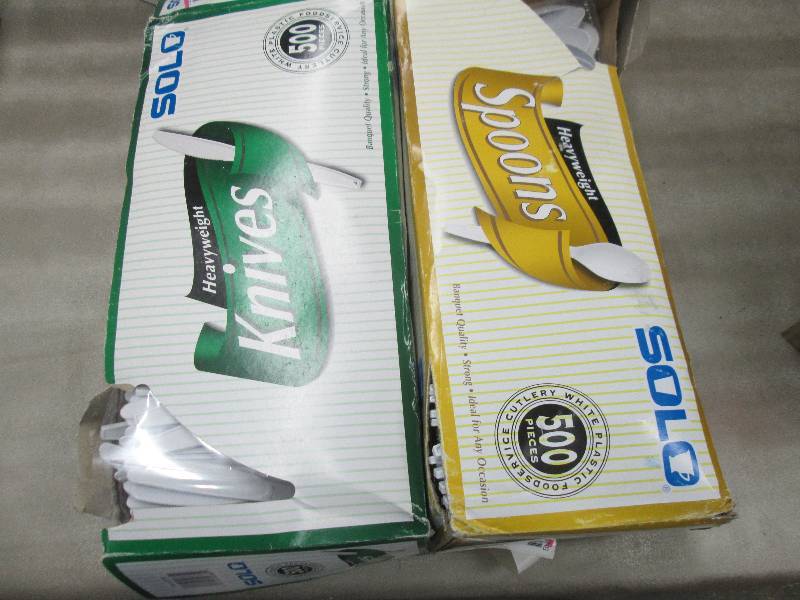 lot 215 image: Case of 500 Solo Heavy Weight Knive...