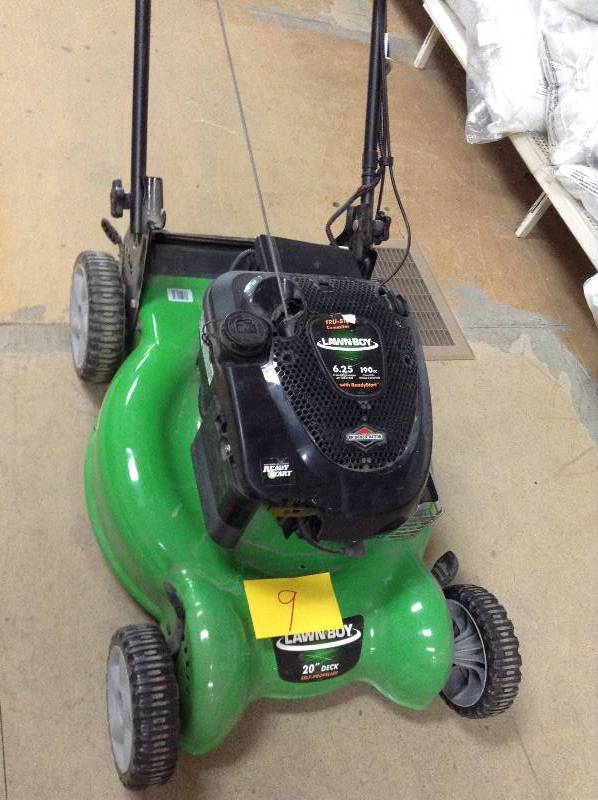 lot 9 image: Lawnboy 20 Dexck lawnmower used in good working condition