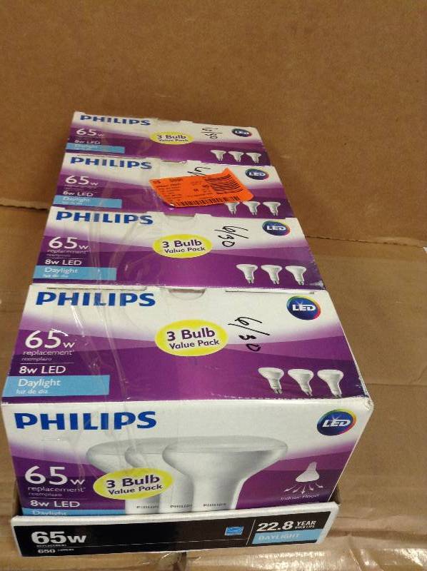 lot 33 image: Lot of 4 -Phillips 3 bulb LED 65w replacement lighs