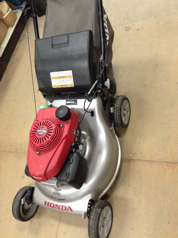 lot 56 image: Honda 21 in. 3-in-1 Variable Speed Gas Self Propelled Mower with Auto Choke in loike New working conditions
