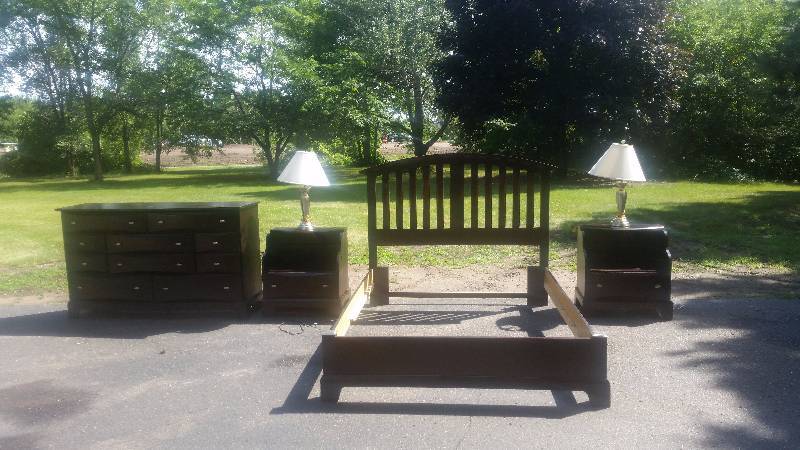 lot 40 image: Vaughan-Bassett Queen Bedroom Set