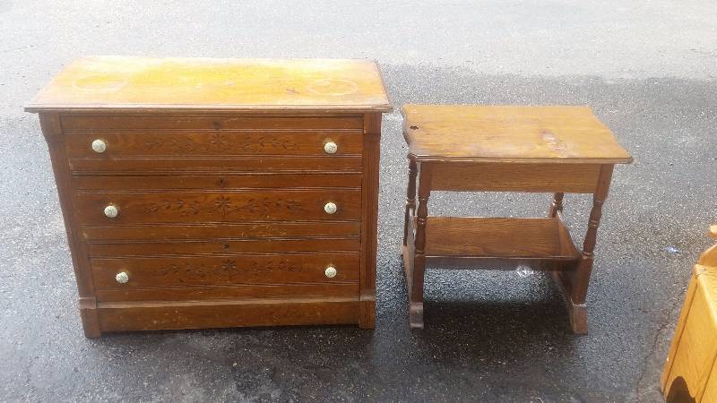 lot 44 image: Vintage 3 Drawer Spoon Carved Dresser 38x18x31 & End Table 18x26x24