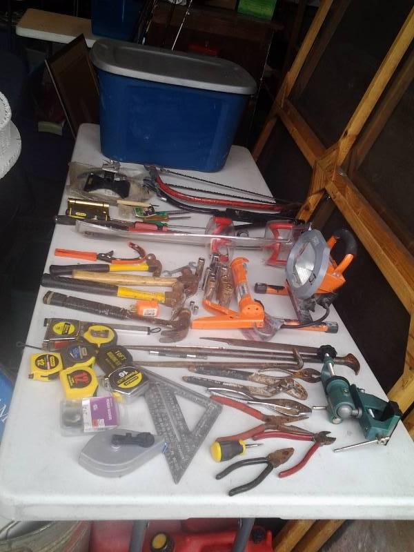 lot 20 image: Tub Of Hand Tools, Work Light, Brush Saws, Car Steering Wheel Security Lock