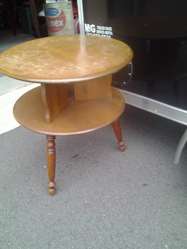 lot 28 image: Round 2 -Tier Side Table 24x25