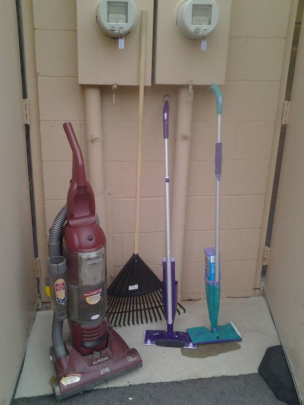 lot 29 image: Eurecka Upright Vacuum (Works), 2-Swiffers, 1-Rake