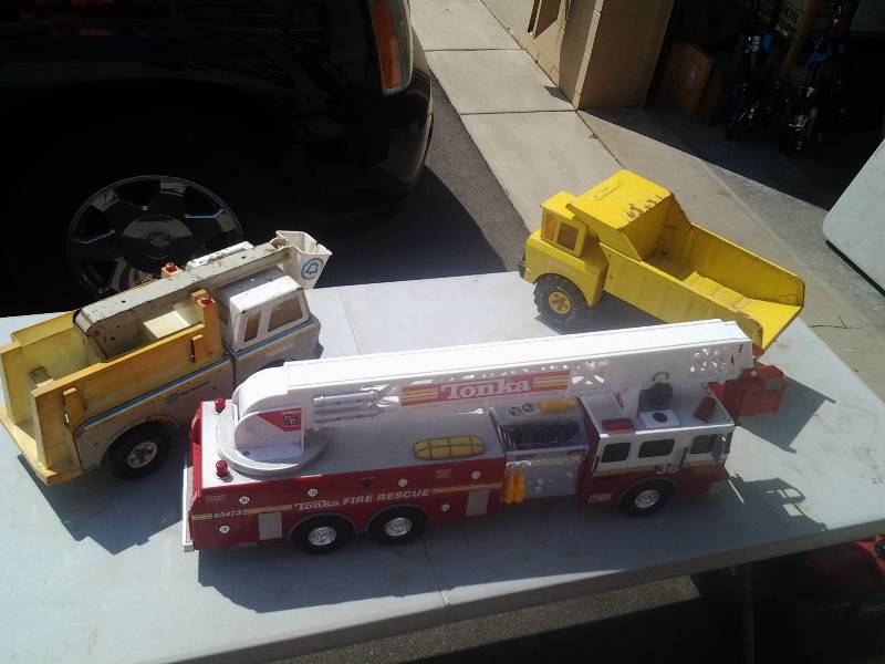 lot 33 image: Tonka Fire Truck With Siren & Lights, Tonka Dump Truck, Tonka Bell System Utiliity Truck