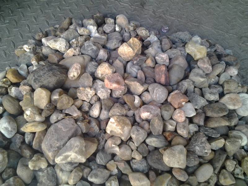 lot 61 image: Large Variety Of Agates & Other Rocks