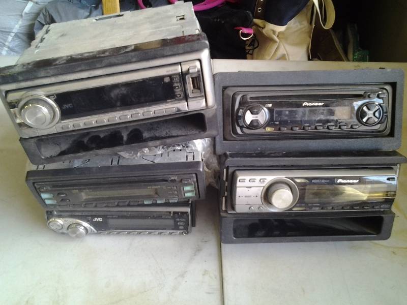lot 70 image: 3-JVC, 2-Pioneer Car Stereos