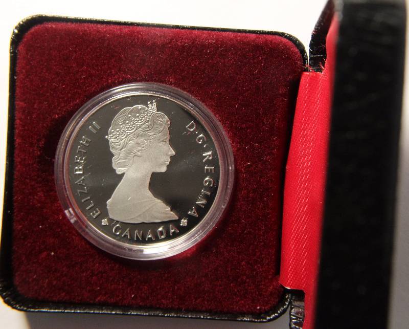 1985 CANADA NATIONAL PARKS MOOSE SILVER DOLLAR IN BLACK BOX