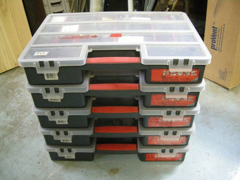 lot 32 image: 5 ZAG Organizers with contents