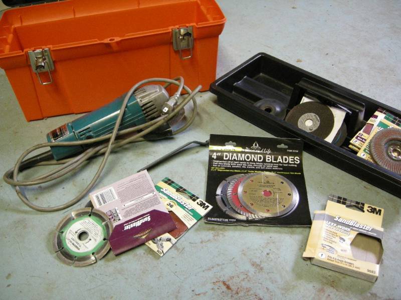 lot 36 image: Makita 4-12 Grinder Kit