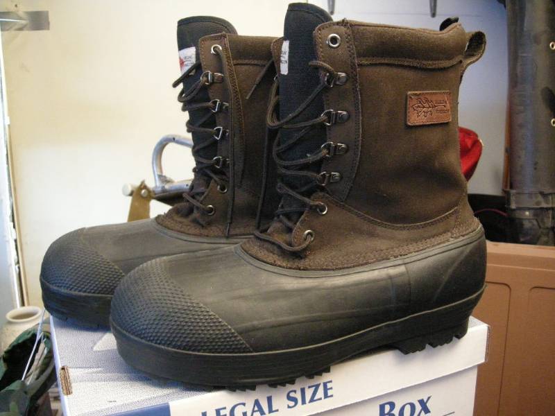 lot 64 image: Field & Forest Mens Winter Boots