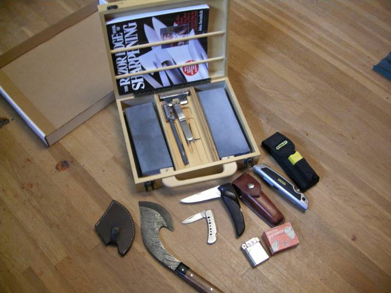 lot 136 image: Knives and Sharpening Set
