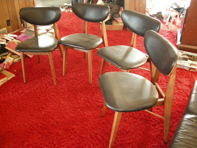 lot 142 image: 4 Mid-Century Chairs
