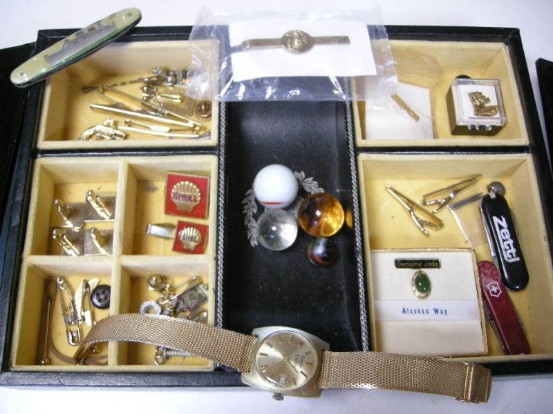 lot 155 image: Vintge Mens Jewelry Box