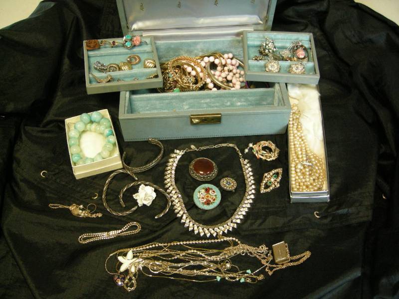 lot 165 image: Vintage Jewelry Box with Jewelry