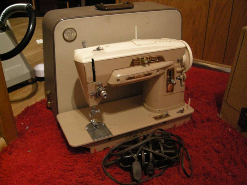 lot 174 image: Vintage Singer Sewing Machine