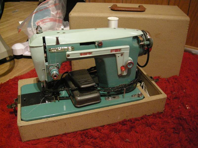 lot 175 image: Vintage White Sewing Machine