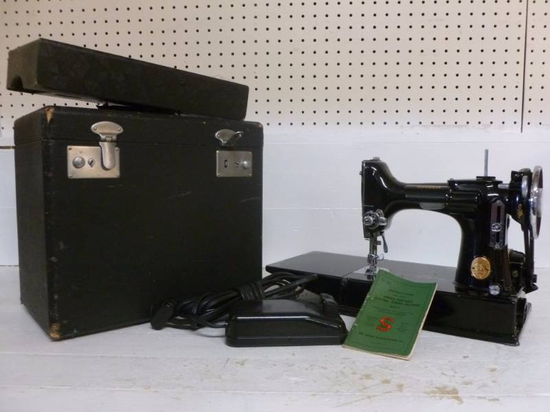 lot 2 image: Vintage Singer Featherlite Sewing Machine