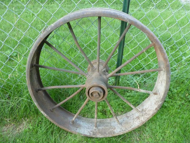 lot 10 image: Antique Steel Implement Wheel