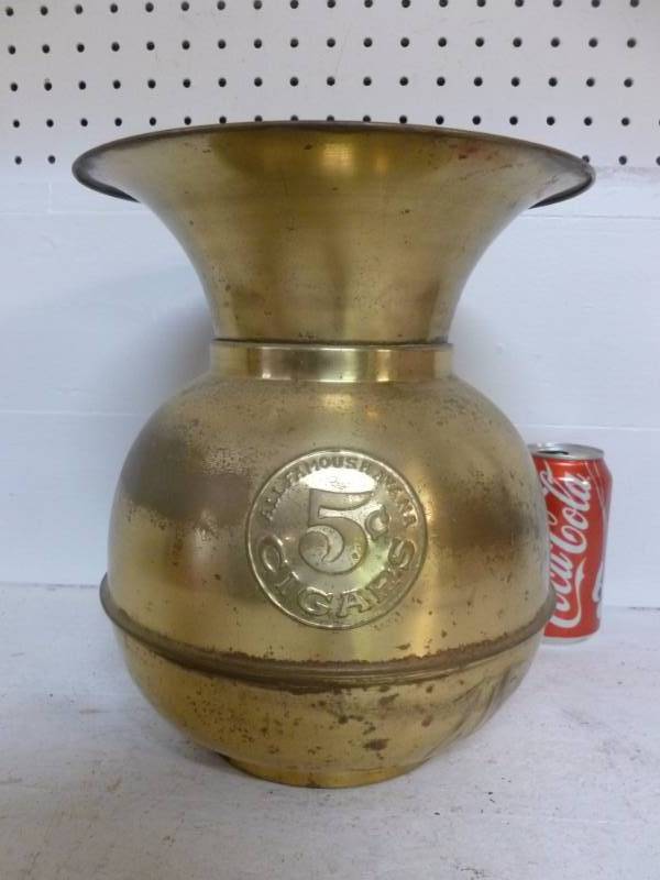 lot 24 image: Vintage Spittoon