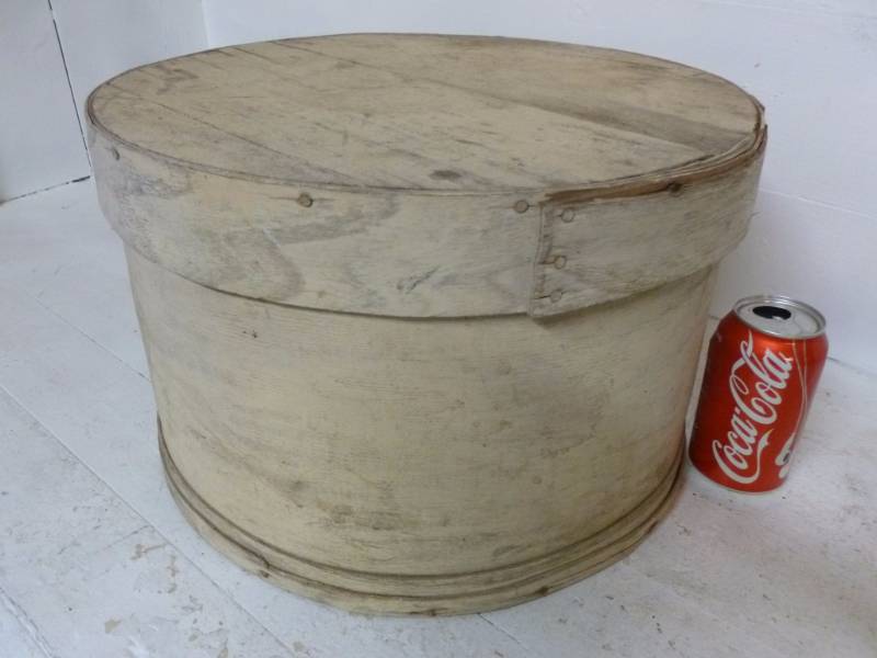 lot 32 image: Vintage Cheese Box