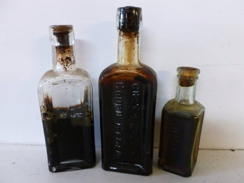 lot 75 image: Antique Pharmaceutical