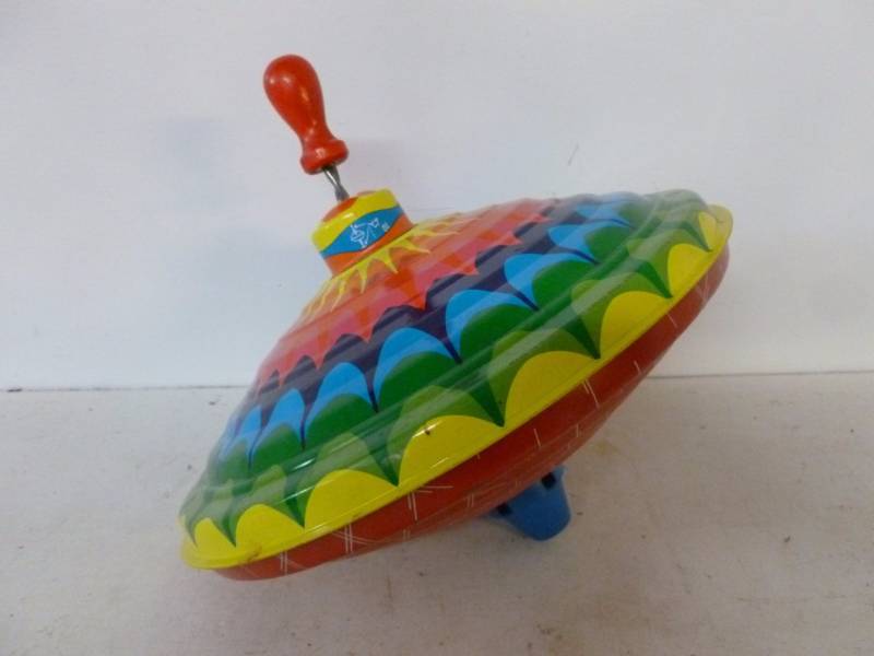 lot 85 image: Vintage Top Toy