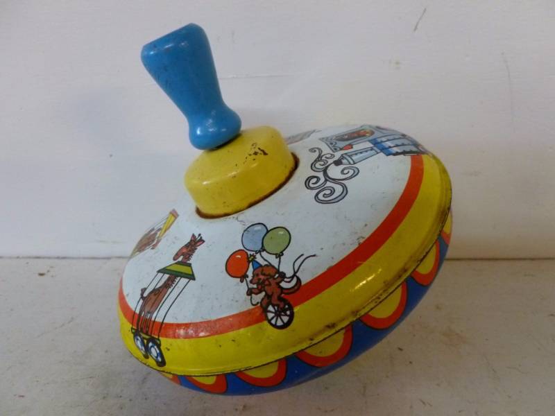 lot 86 image: Vintage Top Toy
