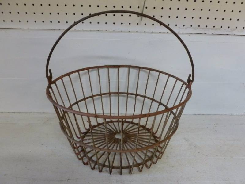 lot 104 image: Vintage Egg Basket