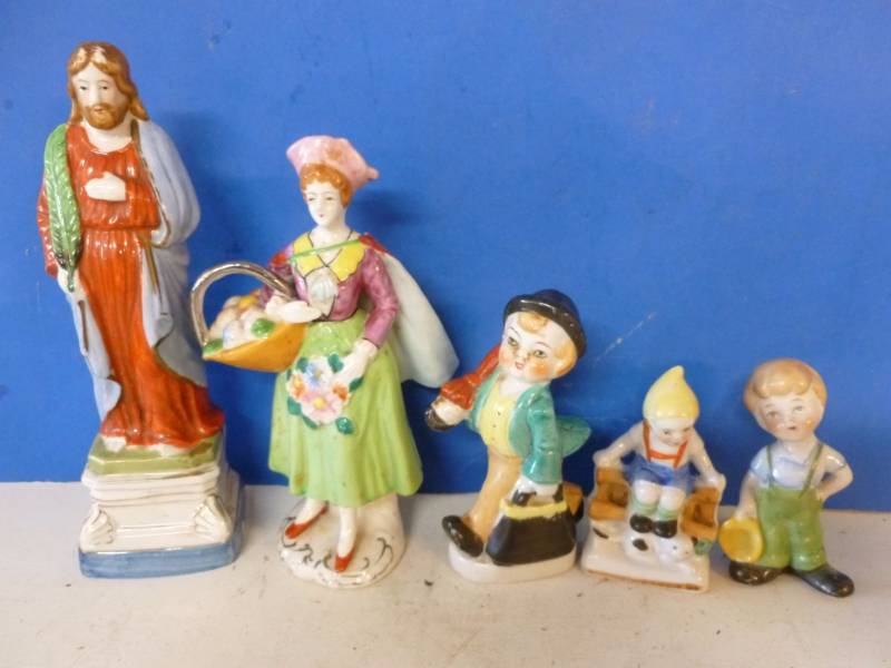 lot 135 image: Vintage Porcelain Figurines
