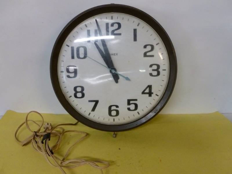 lot 204 image: Vintage Clock