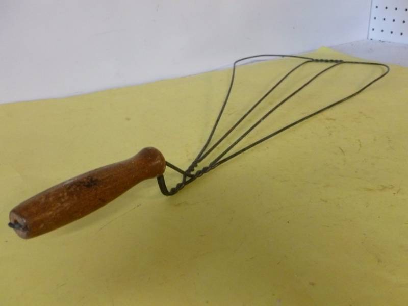 lot 256 image: Vintage Rug Beater
