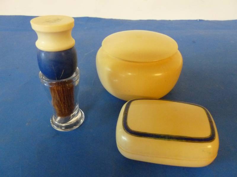 lot 278 image: Vintage Vanity Items