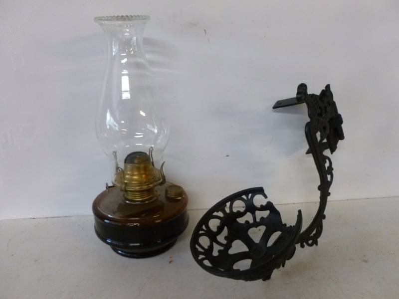 lot 283 image: Vintage Bracket Lamp