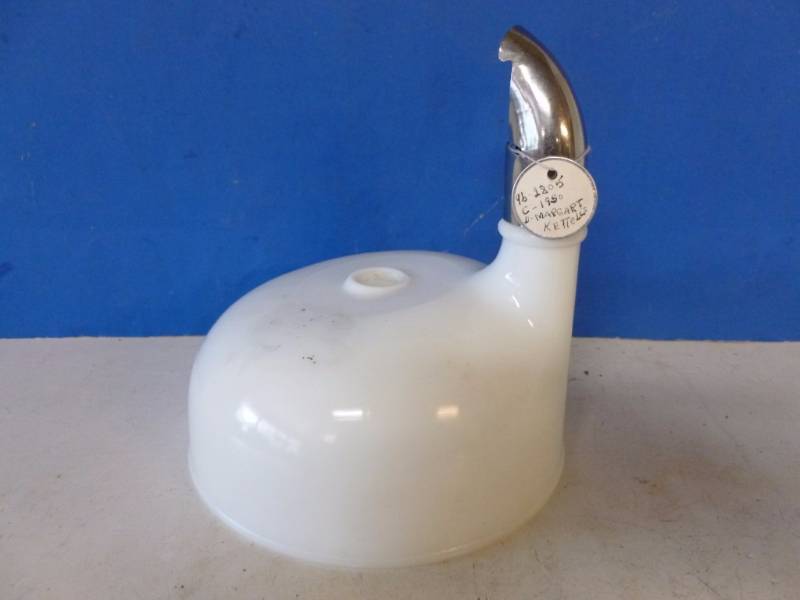 lot 286 image: Vintage Milk Glass
