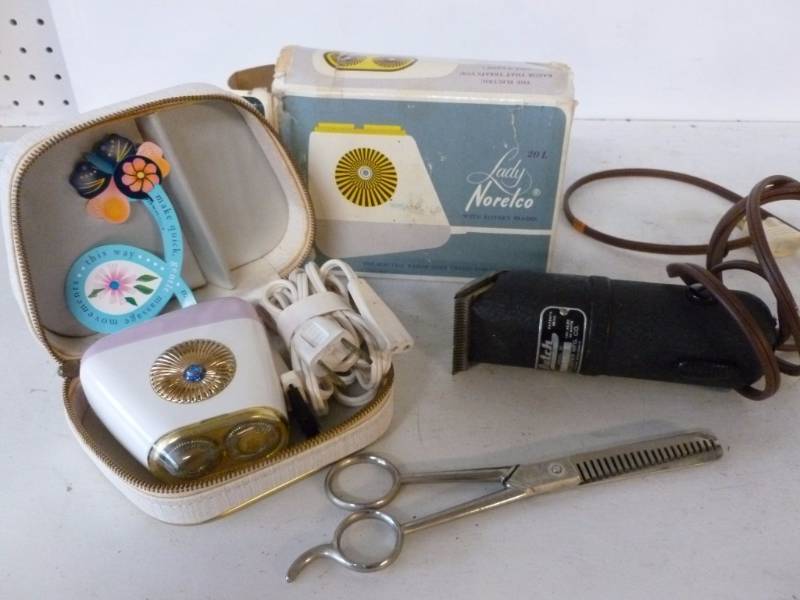 lot 298 image: Vintage Grooming Items