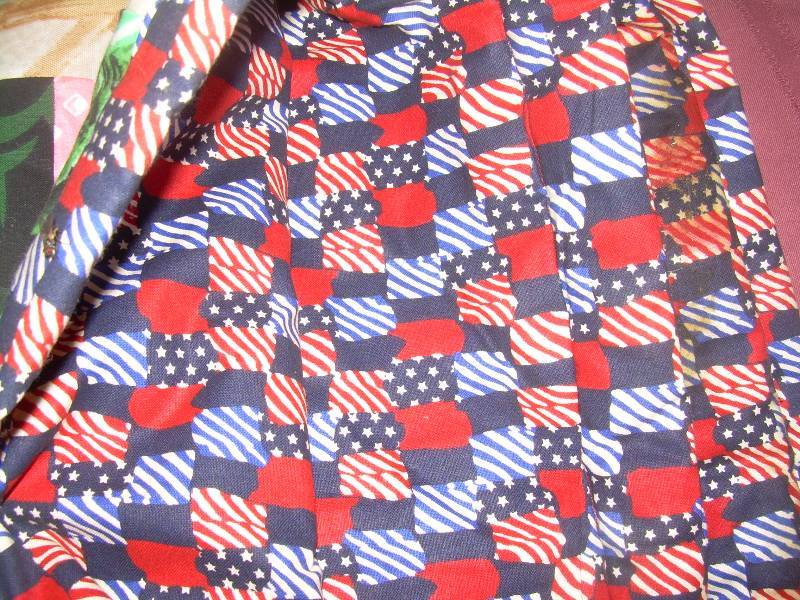 2 REVERSIBLE KIDS BLANKETS