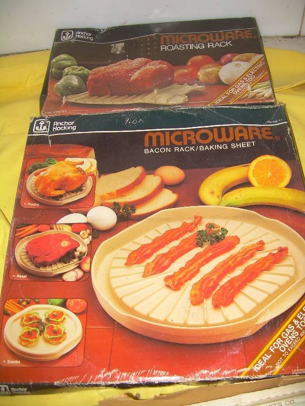 COLLECTIBLE HOCKING WARE KITCHEN ITEMS