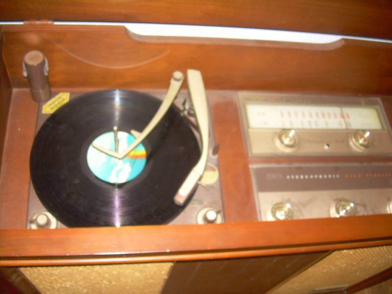 VINTAGE ZENITH RECORD PLAYER AND RADIO