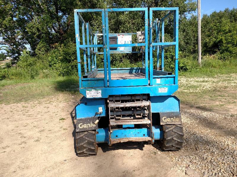 lot 1 image: 2002 Genie Model 2668RT All Terrain...
