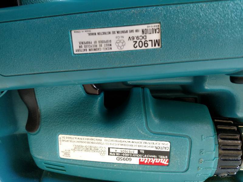 lot 74 image: Makita 38 Cordless Drill & Flashli...
