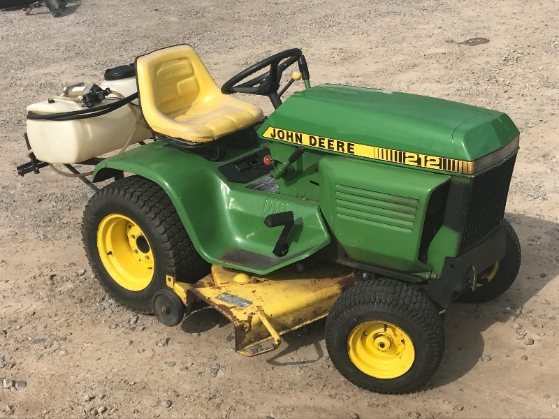 lot 11 image: John Deere 212 Lawn Tractor