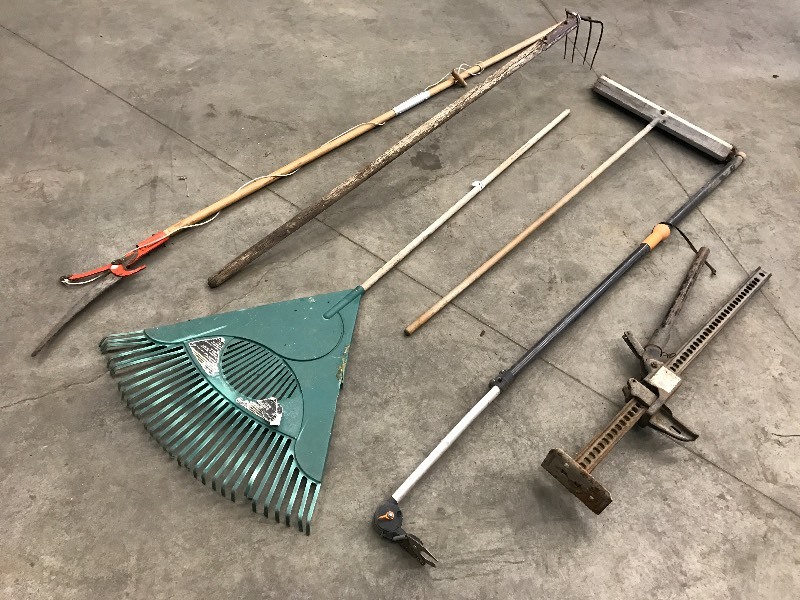 lot 38 image: Lot Of Assorted Hand Tools ...